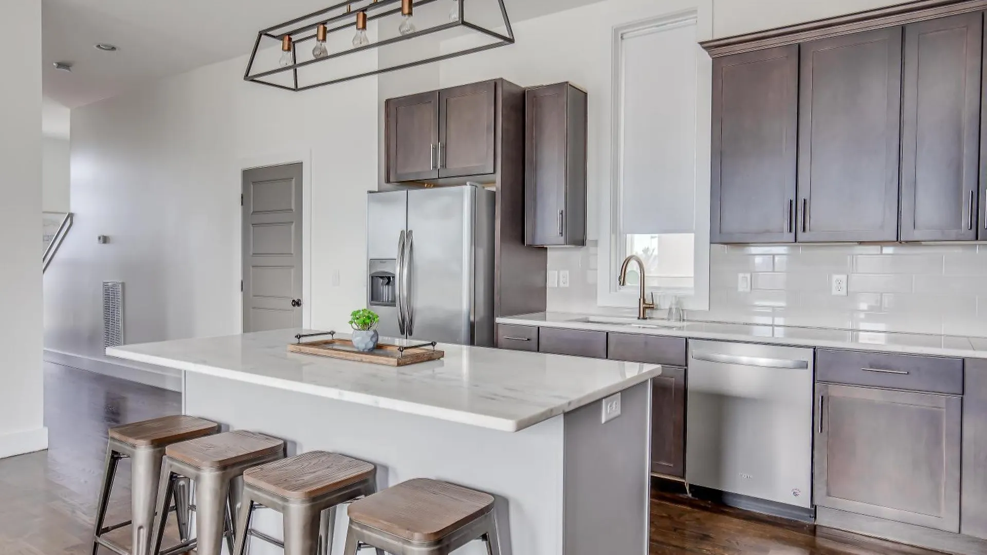 Whiskey House With Rooftop Golf, City Views! 8Min To Downtown! Sleeps 9! Nashville Holiday home