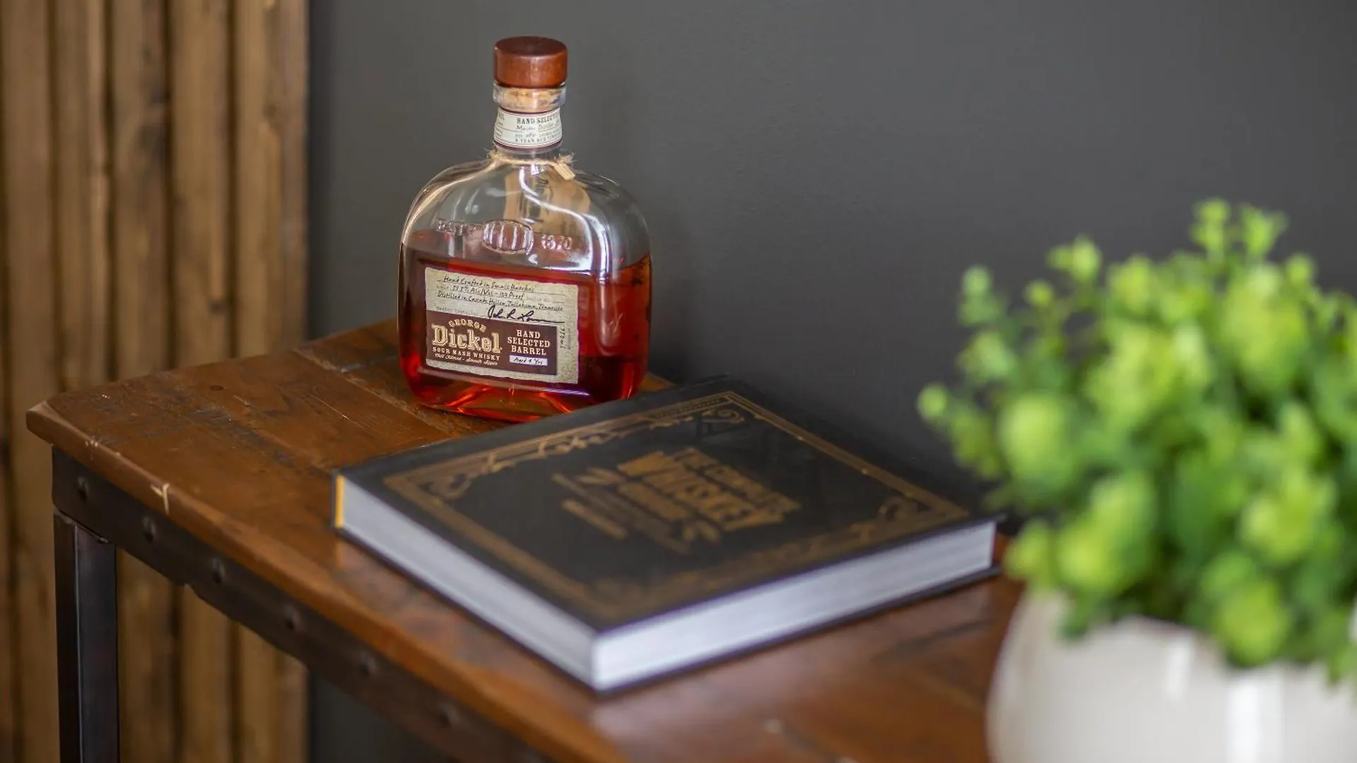 Holiday home Whiskey House With Rooftop Golf, City Views! 8Min To Downtown! Sleeps 9! Nashville
