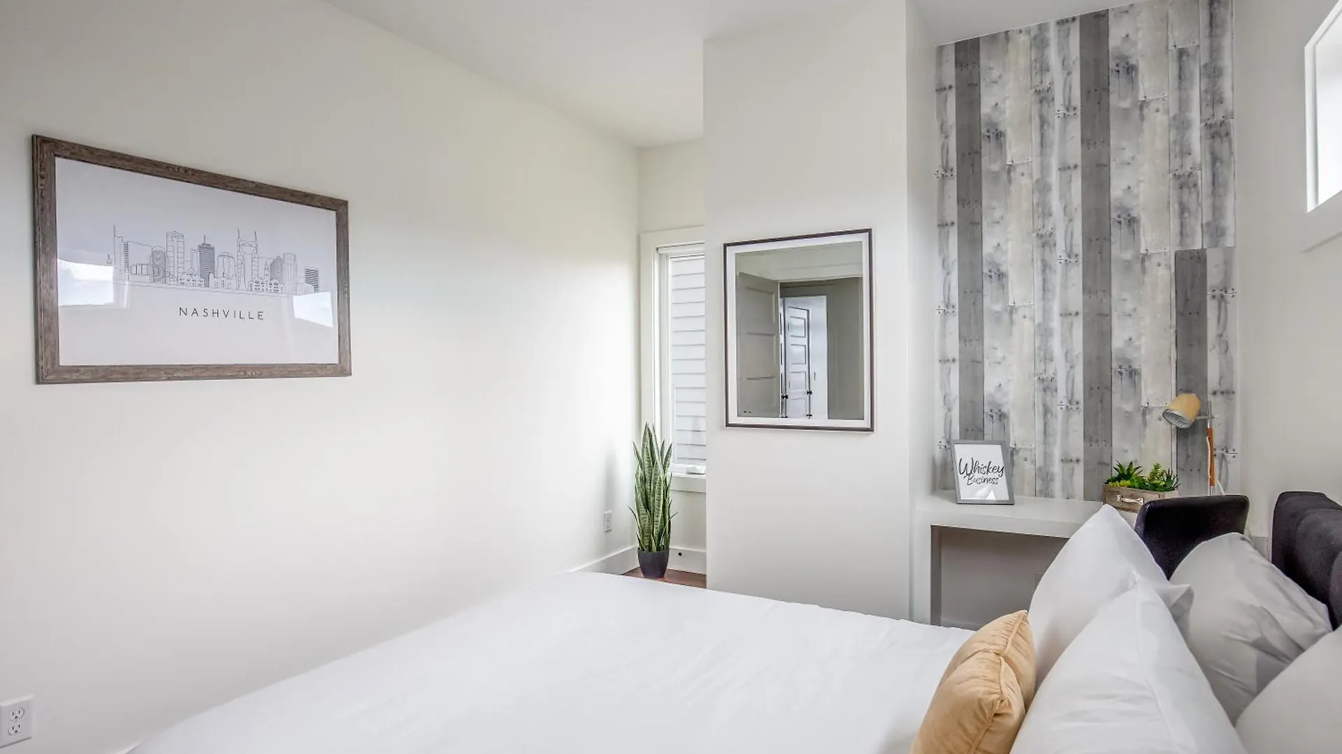Whiskey House With Rooftop Golf, City Views! 8Min To Downtown! Sleeps 9! Nashville United States
